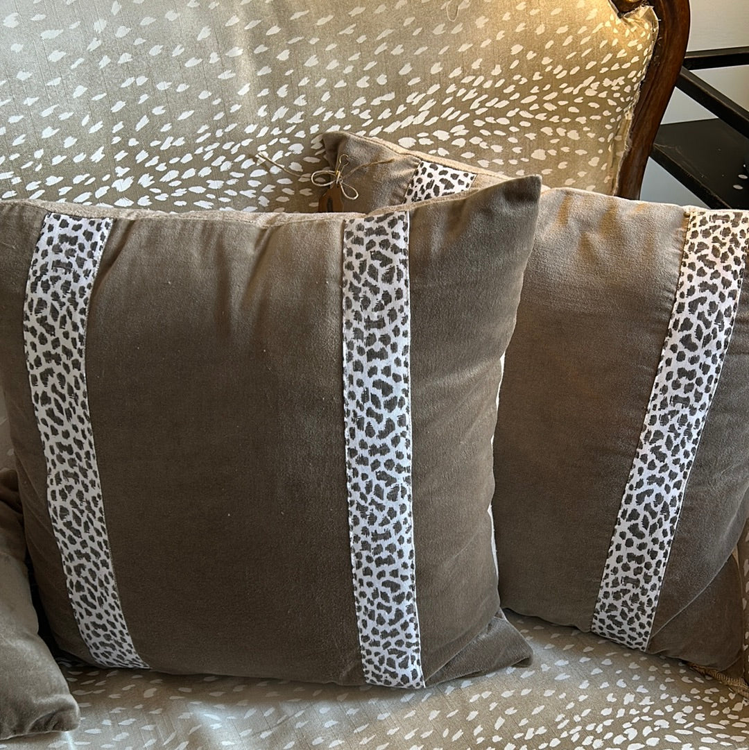 Sqaure leopard trim pillow